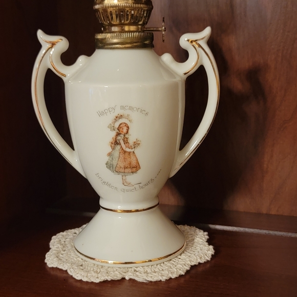 HOLLY HOBBIE® ♡ 1970's Mint Condition Genuine Porcelain Miniature Oil Lamp - Picture 4 of 13
